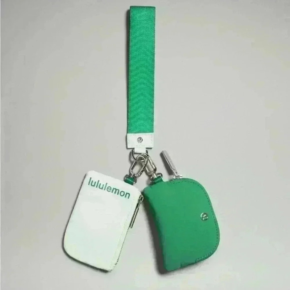 💚 Lululemon Dual Pouch Wristlet in SOLD OUT Emerald Ice/Mint Green preppy chic - Picture 1 of 4